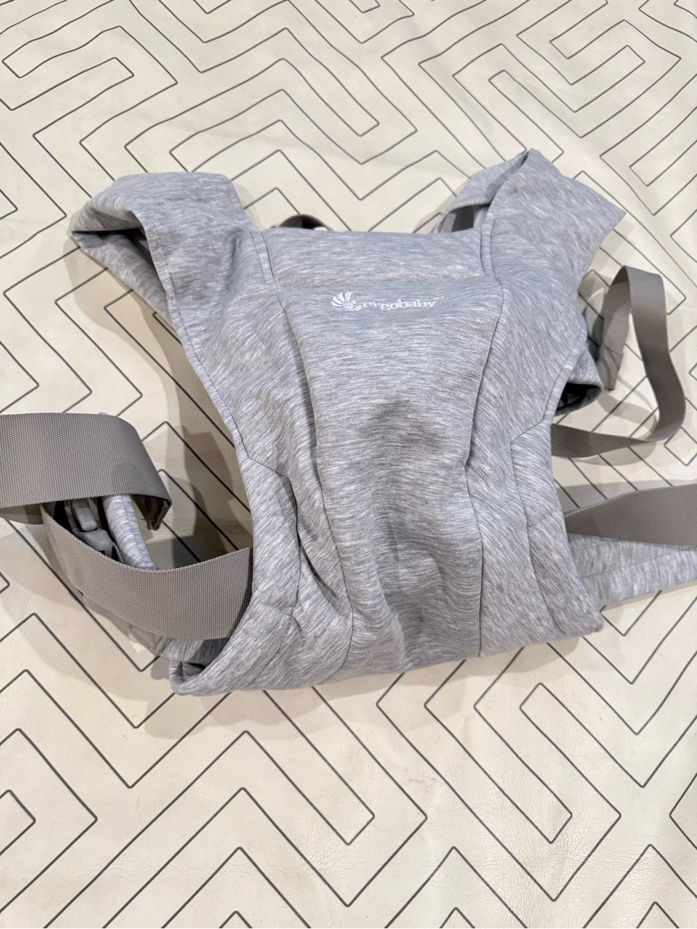 Ergoaby Embrace Soft Grey - Picture 2 of 16
